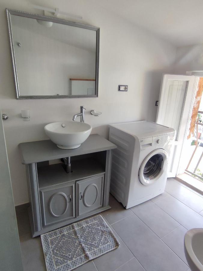 La Mansarda Apartment ตอร์โตลี ภายนอก รูปภาพ